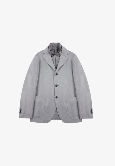 Heller grauer Herrenblazer mit drei vorderen Knöpfen, zwei aufgesetzten Taschen und einem hohen Kragen mit Innenfutter, das mit einem Knopf und einem Reißverschluss geschlossen wird.