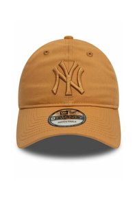 Gorra de béisbol ajustable en tela color beige con un logo bordado de NY en la parte frontal, con visera curvada y detalles cosidos.