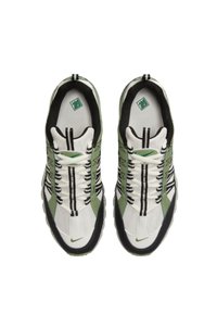 Adidași texturați alb-negru cu accente verzi, având un design cu șireturi, panouri din plasă și o talpă moale.