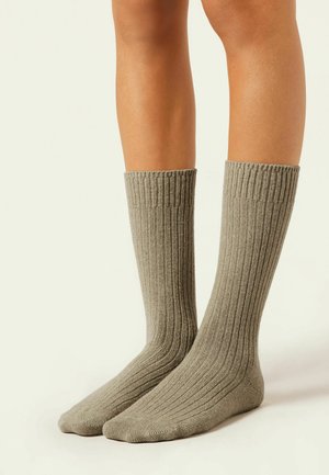 Calze alte fino al ginocchio, a coste, realizzate in morbido tessuto grigio, con un design strutturato e un risvolto rinforzato per comfort e vestibilità.