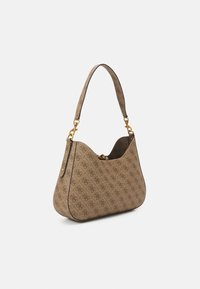 Brun mønsteret taske med guldfarvet hardware, buet form og blød stofstruktur. Har en enkelt skulderrem og åben top-design.