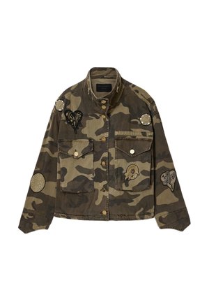 Camouflage-Jacke mit Knopfleiste vorne, zwei Brusttaschen und dekorativen Aufnähern an Ärmeln, Brust und Schultern.