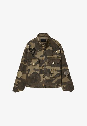 Camouflage-Jacke mit Knopfleiste vorne, zwei Brusttaschen und dekorativen Aufnähern an Ärmeln, Brust und Schultern.