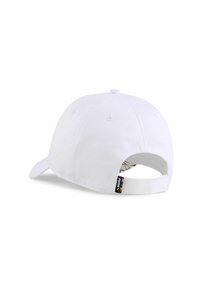 Caciulă de baseball albă cu vizieră curbă, fabricată din bumbac. Are o suprafață texturată și o curea ajustabilă în spate, cu un etichetă logo.