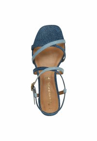Denim korkeakorkoiset sandaalit ristikkäisillä remmeillä, neliönmallinen kärki ja ruskea nahkasisus. Kultainen brändäys näkyvissä sisuksessa.