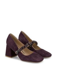 Scarpe con tacco a blocco in camoscio viola, caratterizzate da una fibbia decorativa con perline multicolori e una punta arrotondata.