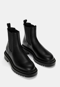 PULL&BEAR Kotníkové boty - black