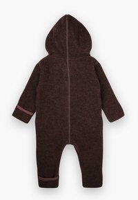 Brun ullen one-piece drakt med hette, lange ermer og benåpninger. Har kontrasterende mørk rosa detaljer på ermene og bena.