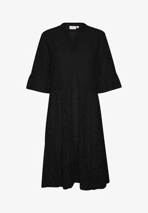 Melna mežģīņu kleita ar V veida izgriezumu, pusgarām piedurknēm un pakāpeniski veidotu apakšu. Rotāta ar ziedu rakstiem un izgatavota no viegla, teksturēta auduma.