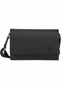 Borsa rettangolare nera texturizzata con patta pieghevole, tracolla regolabile e dettaglio logo in rilievo. Realizzata in materiale sintetico resistente.
