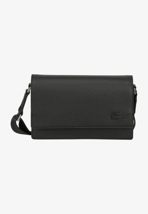 Bolso rectangular negro texturizado con solapa plegable, correa ajustable y detalle de logo en relieve. Fabricado en material sintético duradero.