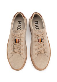 Baskets en suède beige avec des accents en cuir marron, présentant des lacets plats, un détail de stripe tissé et une semelle en caoutchouc. Marque RKO à l'intérieur.