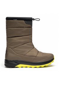 Hnědá zateplená bota s prošívaným designem, gumovou podrážkou, žlutými akcenty a černým vrchním okrajem s nastavitelným uzavřením.