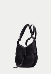 Svart läderväska med en pebblad textur, utrustad med ett klaffstängning, justerbar axelrem och minimalistisk design. Slät yta.