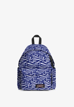 Plecak o niebieskiej podstawie i białym geometrycznym wzorze. Posiada przednią kieszeń, czarne akcesoria i uchwyt na górze do noszenia.