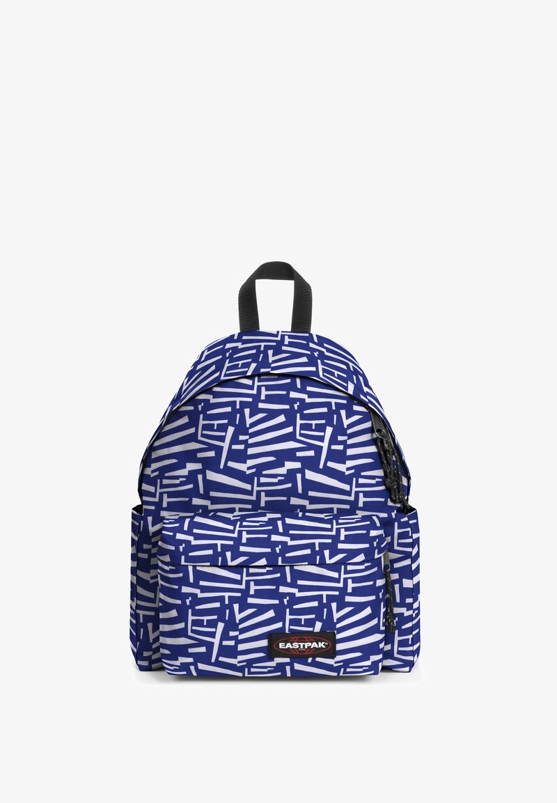 Mochila con una base azul y un patrón geométrico blanco. Cuenta con un bolsillo frontal, herrajes negros y una asa superior para llevar.