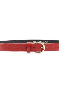 Rode leren riem met een gestructureerd patroon, gouden gesp en geperforeerde gaten voor maatverstelling. De binnenkant is zwart.