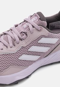 Adidas Terrex TRACEFINDER TRAIL RUNNING SHOES - Løpesko for mark - preloved fig/silver dawn/aurora black