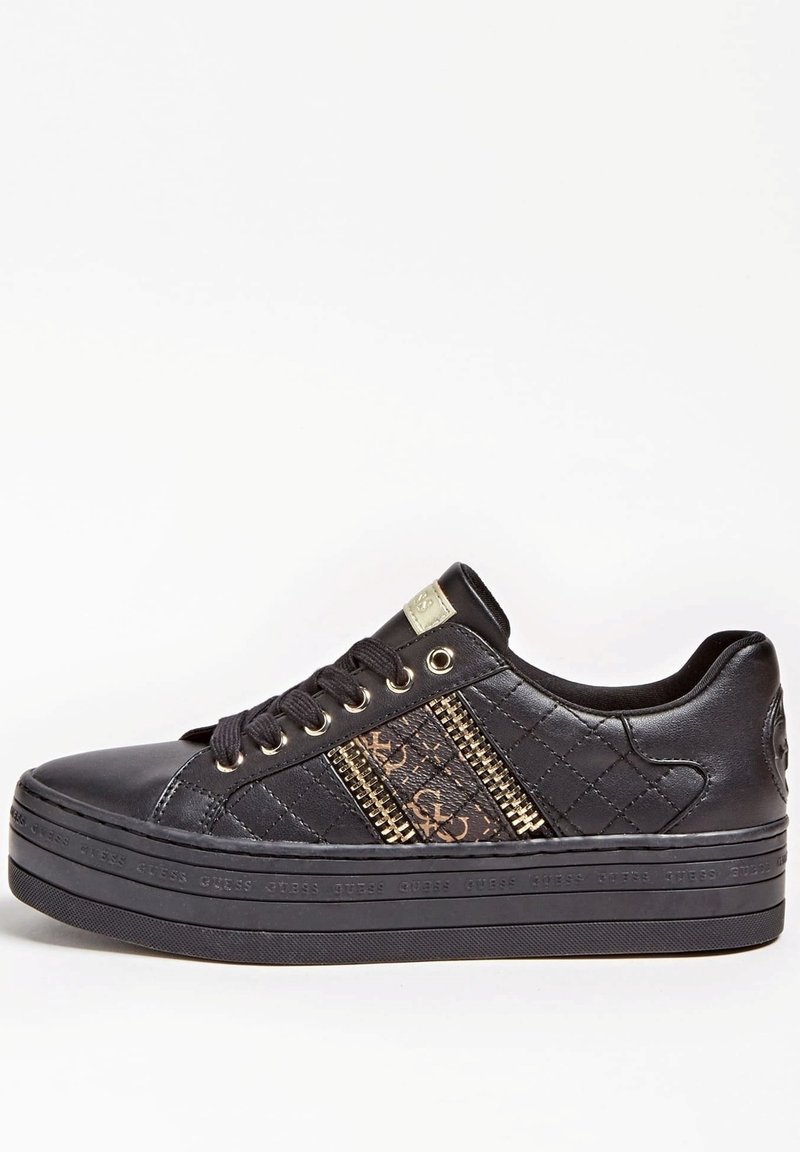 Schwarzer Sneaker mit gesteppter Textur, goldfarbenen Metallakzenten und gemusterten Stoffdetails an den Seiten. Verfügt über eine Gummisohle und ein Schnürdesign.