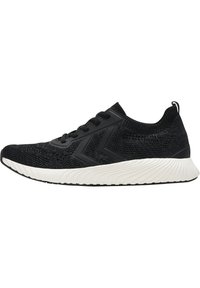 Czarne buty sportowe z dzianinową cholewką, z teksturowanym wzorem i syntetycznymi akcentami. Podeszwa jest gruba i biała z żebrowanym wzorem.