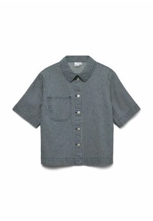 Camicia a maniche corte in tessuto a righe blu scuro e bianco; presenta un bottone frontale e una tasca singola sul lato sinistro.
