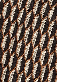 Tissu avec un motif géométrique alternant des formes de diamants crème et marron sur un fond noir, mettant en valeur un tissage texturé.