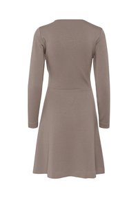 Robe taupe à manches longues avec taille ajustée et jupe évasée, vue de dos sur fond blanc.
