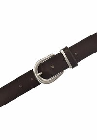 Ceinture en cuir marron avec une boucle en métal argenté, présentant un design simple et des trous pour l'ajustement de la taille, sur un fond blanc uni.