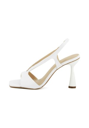 Sandalo bianco con tacco alto a spillo, punta aperta e cinturino posteriore a slingback, con cinturini laterali traforati.