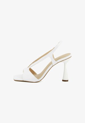 Sandalo bianco con tacco alto a spillo, punta aperta e cinturino posteriore a slingback, con cinturini laterali traforati.