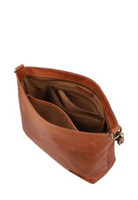 Brun læder håndtaske med blød tekstur, der har flere indvendige lommer og en lynlås lukning. Indeholder en rem med metalbeslag.