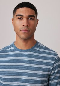 Next TEXTURED - REGULAR FIT - Pidžamas komplekts - blue stripe grey
