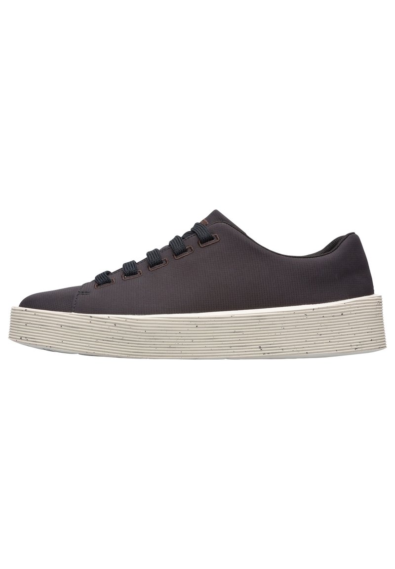 Schwarze Leinensneaker mit einer dicken, strukturierten weißen Sohle. Verfügt über runde schwarze Schnürsenkel und ein minimalistisches Design. Geeignet für die Freizeit.