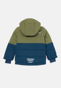 Veste d'hiver à capuche pour enfants en vert olive et bleu marine, avec des bandes réfléchissantes dans le bas du dos et des manches à poignets.