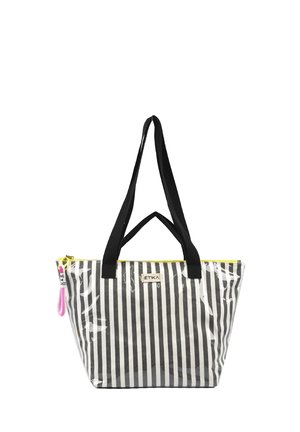 Bolsa tote transparente con rayas verticales en blanco y negro, asas negras y un detalle en forma de cremallera amarilla. Presenta un logo en la parte frontal.