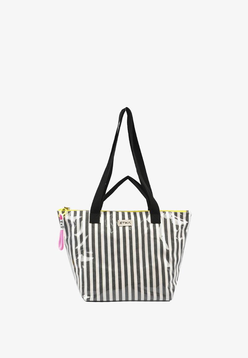 Bolsa tote transparente con rayas verticales en blanco y negro, asas negras y un detalle en forma de cremallera amarilla. Presenta un logo en la parte frontal.