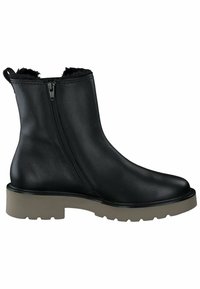Botas de cuero negras hasta el tobillo con un cierre lateral, que presentan un acabado texturizado y una suela de goma gris gruesa. Forro de suave piel en la parte superior.