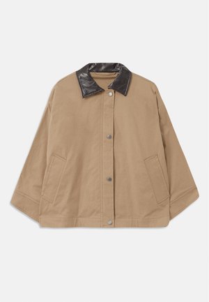 Veste en toile marron avec un col noir brillant, fermeture à boutons-pression sur le devant et deux poches latérales. Présente un design court et carré.