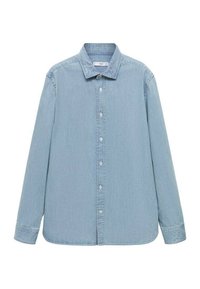 Chemise en denim bleu clair à manches longues, boutonnée sur le devant, avec col et ourlet arrondi. Texture lisse et design classique sans motifs ni accents.