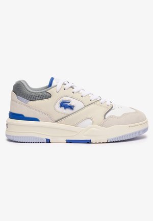 Sneaker basso bianco e beige con dettagli blu, tallone in mesh, chiusura con lacci e logo laterale di un coccodrillo blu.