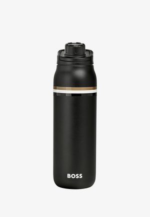 Botella de agua aislada negra con tapa de rosca, franjas horizontales marrones, blancas y negras, y el logo "BOSS" en la base sobre un fondo blanco.