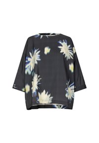 Blomstret bluse i mørkt stof med store hvide og blå blomsterprint. Boxy design med brede ærmer og rund halsudskæring.