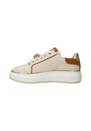 Sneaker beige e marrone low-top con suola bianca spessa, lacci bianchi e dettaglio in metallo sui lati e sul tallone.