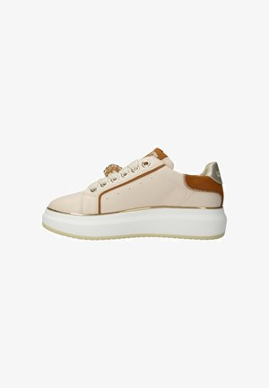 Sneaker beige e marrone low-top con suola bianca spessa, lacci bianchi e dettaglio in metallo sui lati e sul tallone.