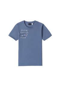 Camiseta de algodón azul con mangas cortas y cuello redondo, que presenta texto metálico plateado que dice "Viviendo el tiempo con mi mejor marca."