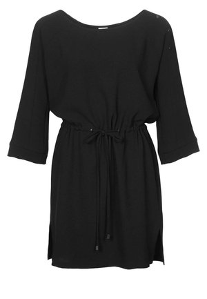 Robe noire à manches longues avec col rond, ceinture ajustable à la taille, détails de boutons sur une épaule et fentes latérales à l’ourlet.