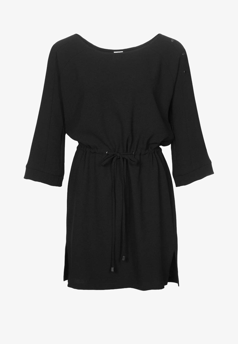 Robe noire à manches longues avec col rond, ceinture ajustable à la taille, détails de boutons sur une épaule et fentes latérales à l’ourlet.