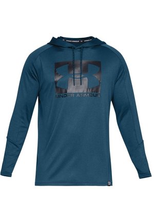 Blauer Under Armour Langarm-Hoodie mit großem schwarzem Logo und Markennamen auf der Brust sowie Kordelzügen am Hals.