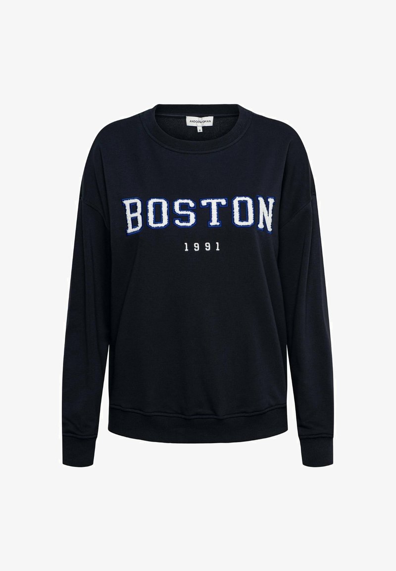 Zwarte sweatshirt met "BOSTON" in blauwe borduur en "1991" in het wit, met een ronde halslijn en lange mouwen. Zachte stof, relaxte pasvorm.