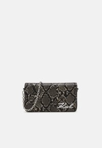 Musta- ja beigenvärinen tekonahkainen käärmekuvioinen lompakko hopeisella ketjulla, suorakaiteen muotoinen ja näkyvällä logokoristeella.